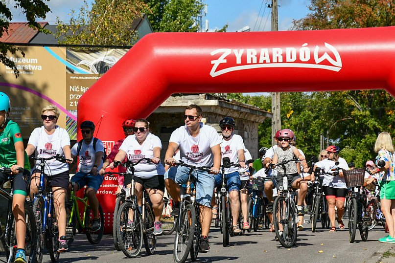 Słoneczny dzień, rowery i rodzinna atmosfera