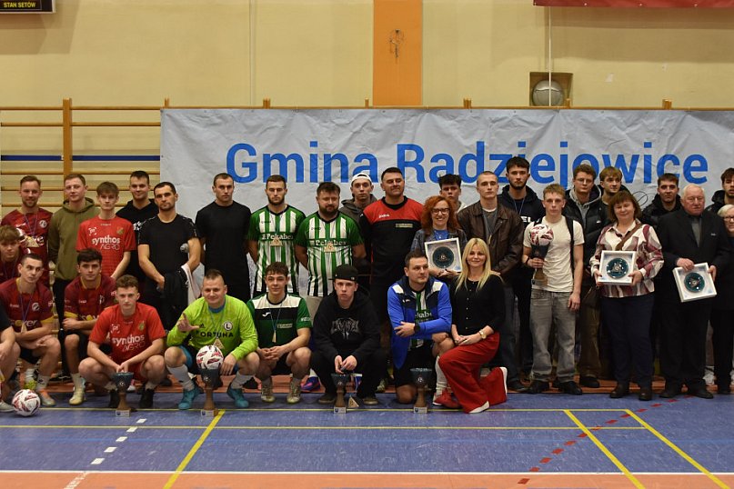 Legia Mszczonów z głównym trofeum