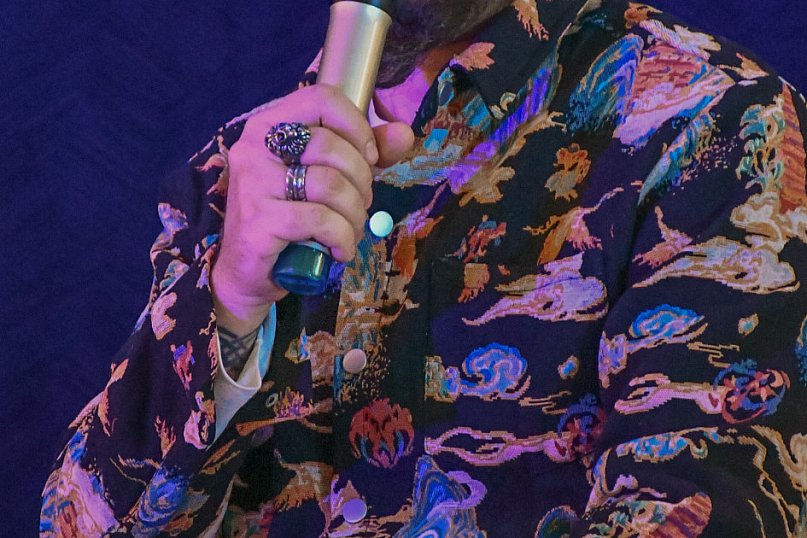 Uczniowie SP3 rozmawiają z Marcinem Szczygielskim